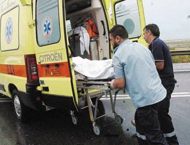 O Λ.Παπαδήμος αιμόφυρτος μετά την έκρηξη μπαίνει στο ασθενοφόρο με το φορείο! (βίντεο)